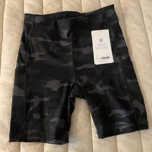 NWT - Athleta Ultimate Stash Pocket Biker Short - Black Camo - Size Small Petite